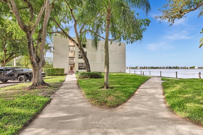 Building Photo - 109 Lake Emerald Dr