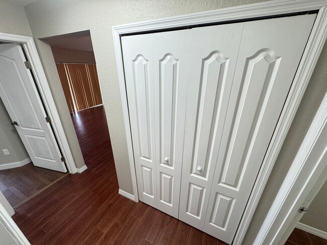 Building Photo - Spacious 4 Bedroom / 3 Bathroom Home in Davenport