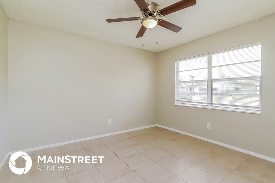 Building Photo - 605 SE 35th St