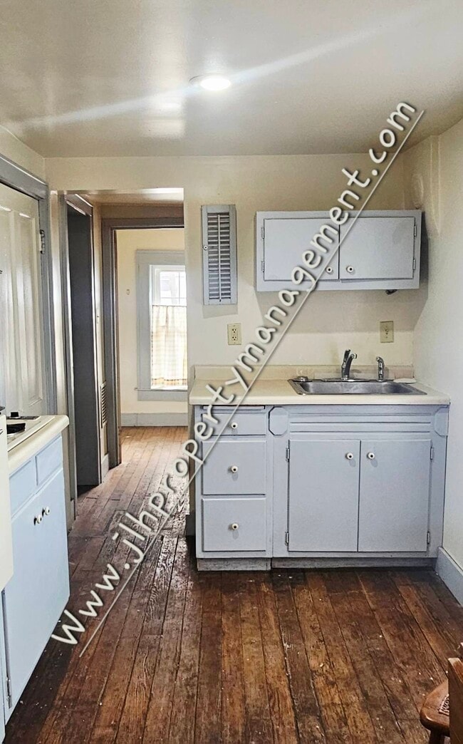 Building Photo - 503 W Pleasant St