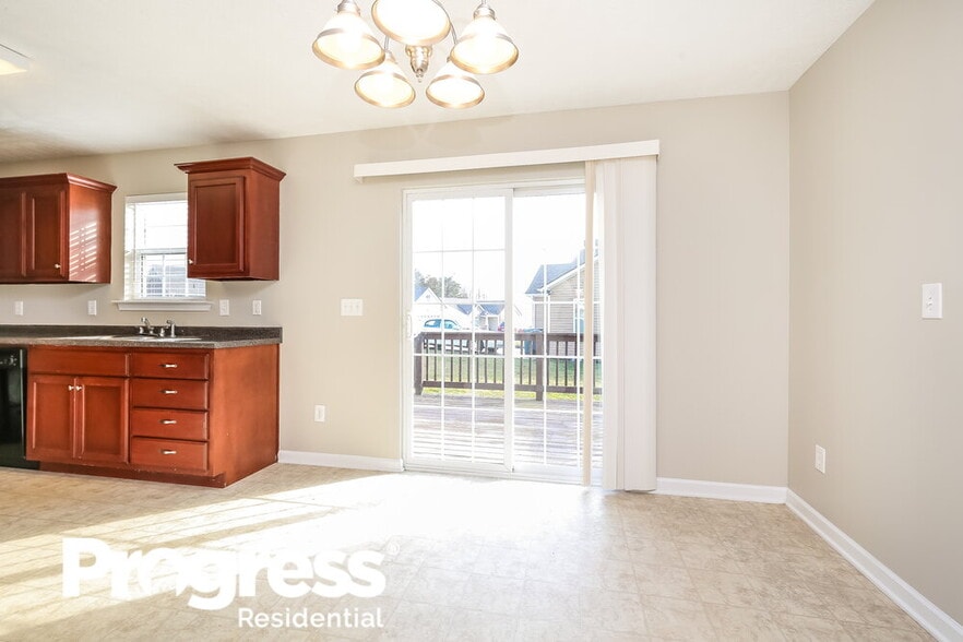 Building Photo - 612 Rock Glen Trace