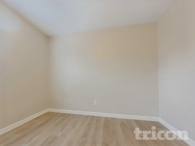 Building Photo - 210 Legend Dr