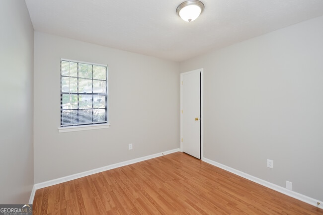 Building Photo - 619 Lakeridge Cir SE