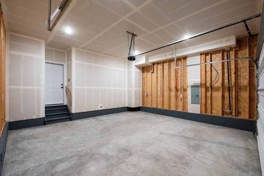 Building Photo - 6373 Scrabble Vw