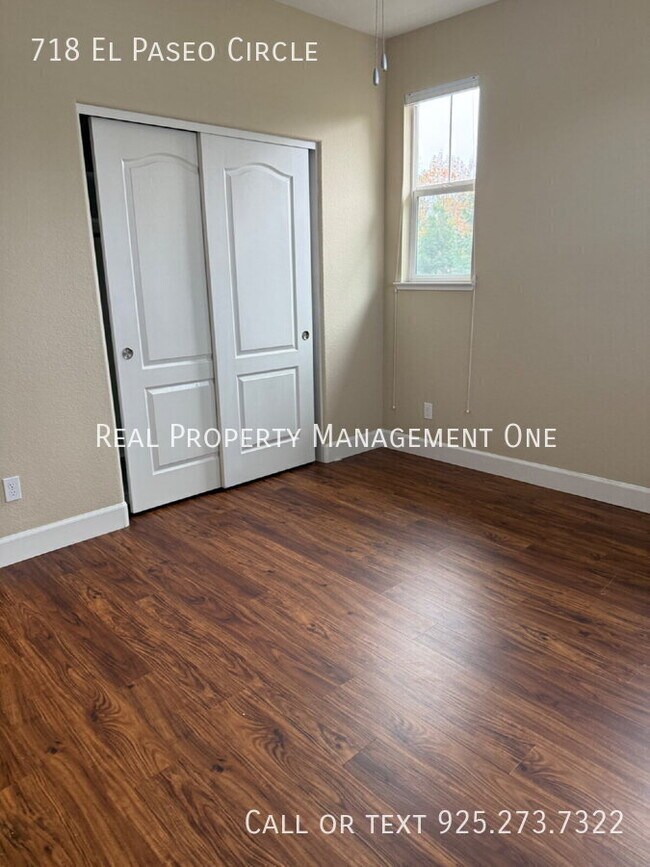 Building Photo - 718 El Paseo Cir