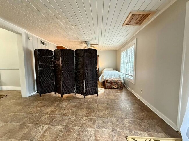 Building Photo - 102 Mulberry St