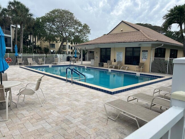 Building Photo - 300 N Hwy A1A