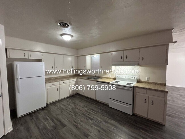 Building Photo - Large 3 bedroom 1.5 bath w/ 2 living areas, bonus room and Laundry room