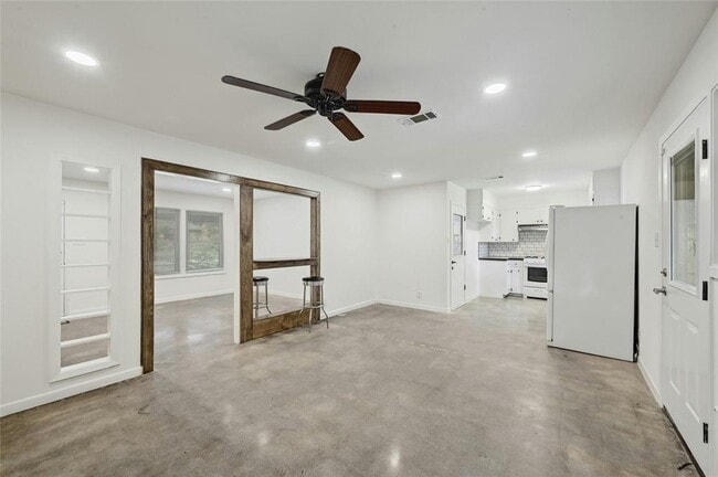 Building Photo - 1500 Fairfield Dr