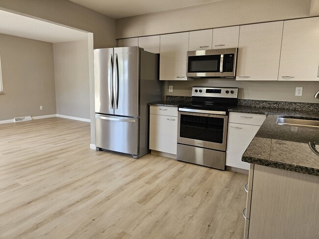 Building Photo - 8958 Circle Dr