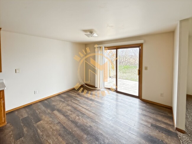 Building Photo - Executive Duplex 3 Bed 2.5 Bath 2.5 Stall Garage