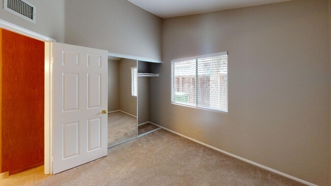 Building Photo - Spacious 4BR/2.5BA Single Level Home in Oc...