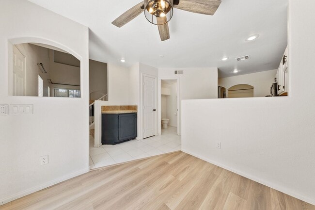 Building Photo - HENDERSON BEAUTIFUL 2-STORY TOWNHOME WITH ...