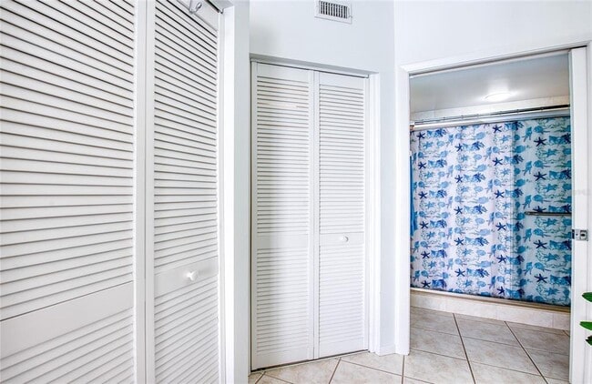 Building Photo - 8040 Sailboat Key Blvd S