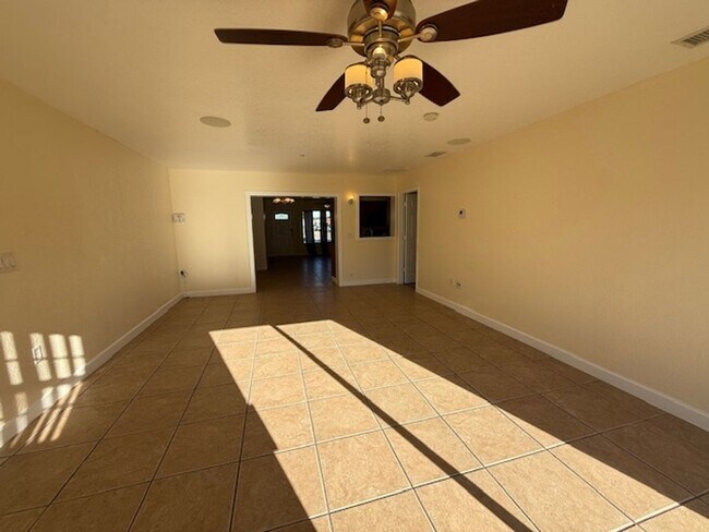 Building Photo - Beautiful single family Home.