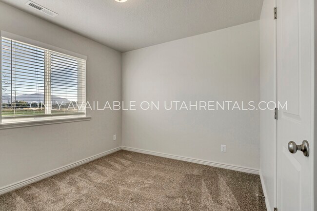 Building Photo - 2586 E 600 N