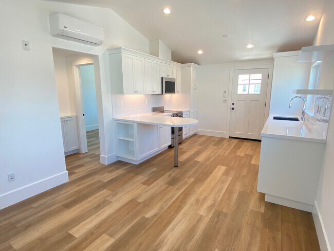 Building Photo - 205 Oak Tree Cir