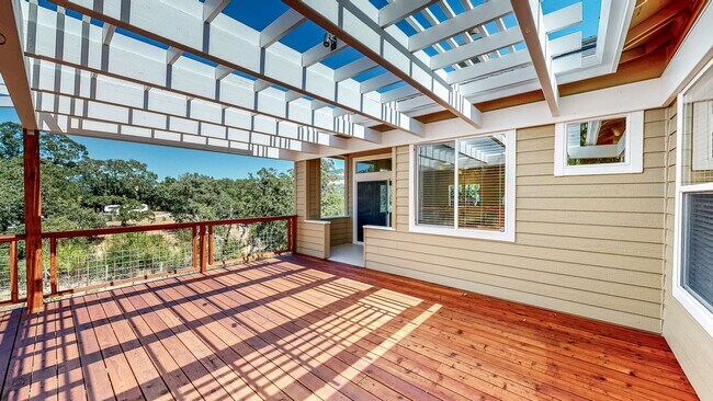 Building Photo - Gorgeous Home with private yards, large de...