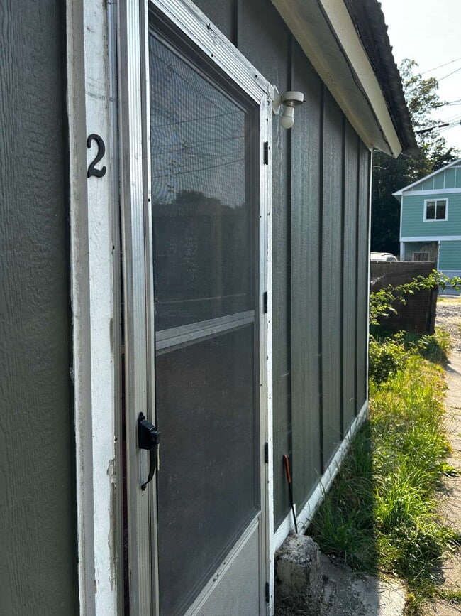 Building Photo - Studio with tiled shower close to downtown, campus, and SEL - Available August 5th