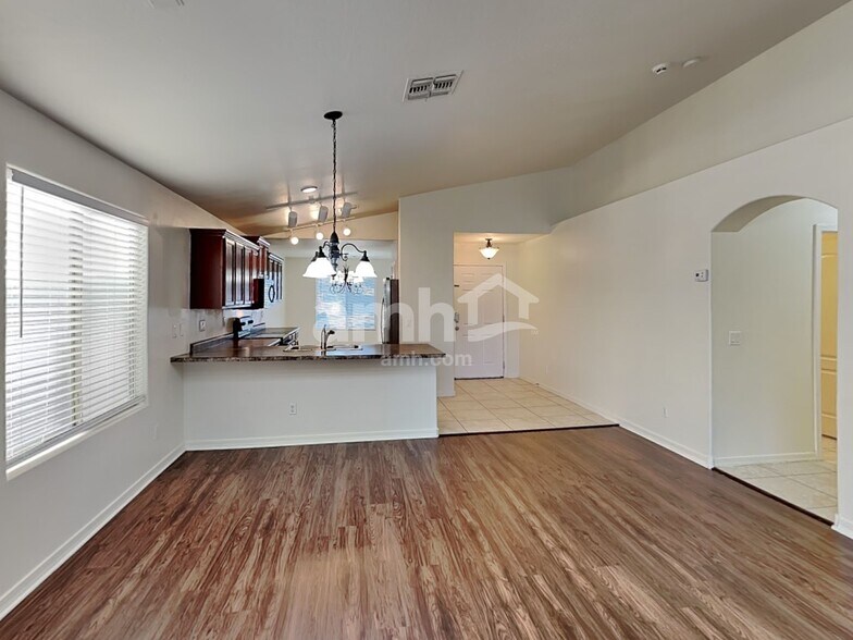 Building Photo - 2033 W Vineyard Plains Dr