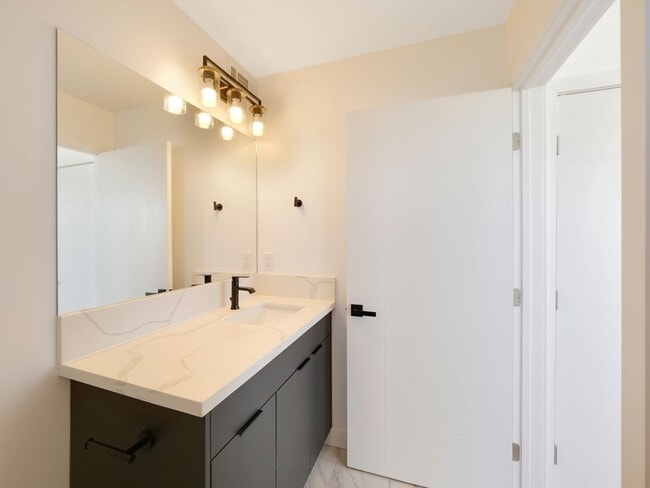 Building Photo - Massive 4 & 5 Bed Luxury Townhomes