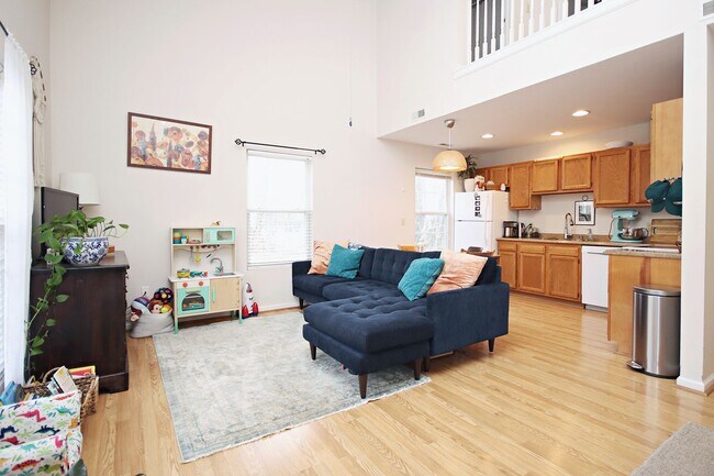 Building Photo - Pet-Friendly End-Unit Ridgecrest Townhome