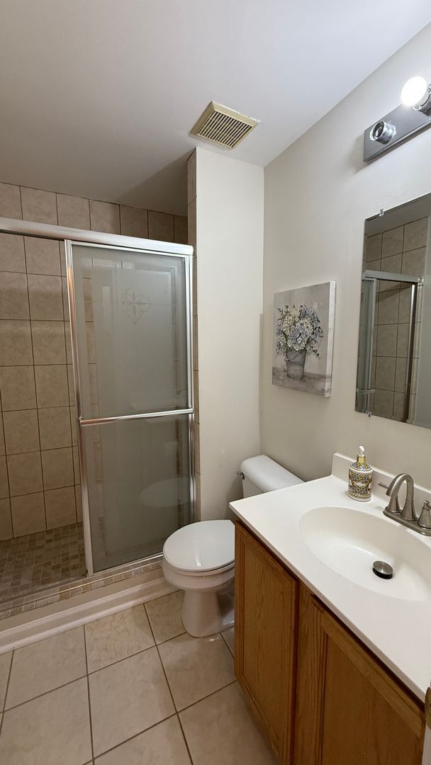 Building Photo - Three Bedroom Townhouse in River Oaks