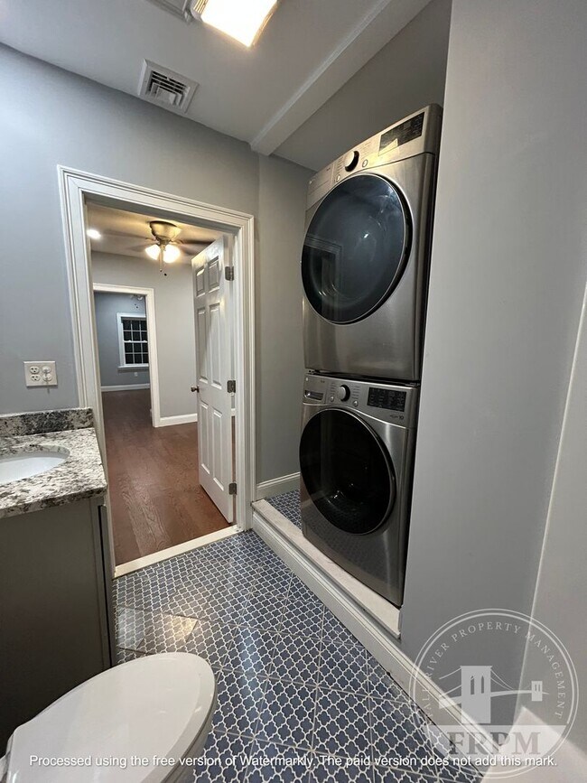 Building Photo - 176 Snell St