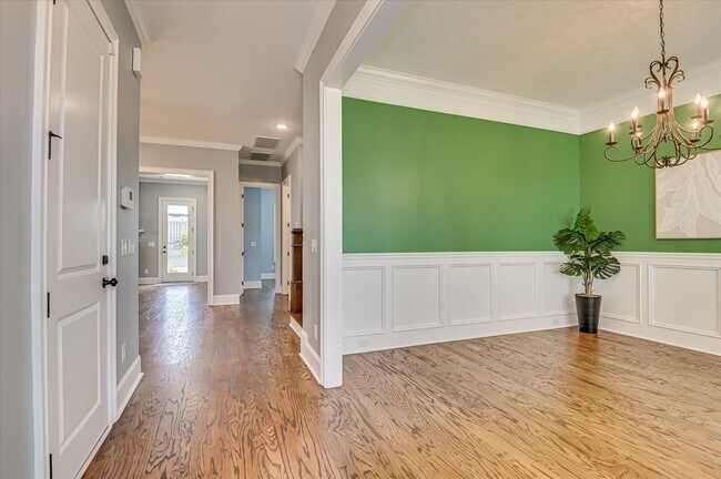 Building Photo - 3067 Rosewood Dr