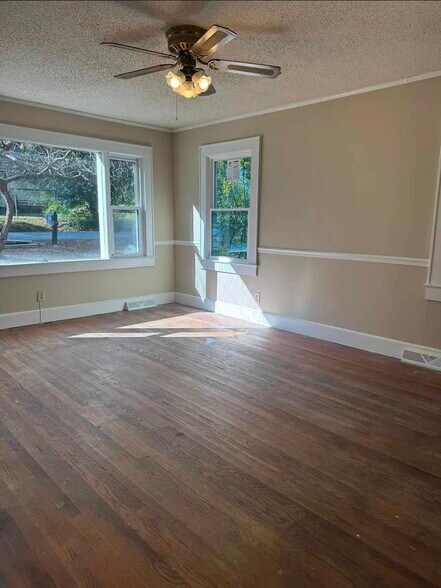 Building Photo - 305 Smith St