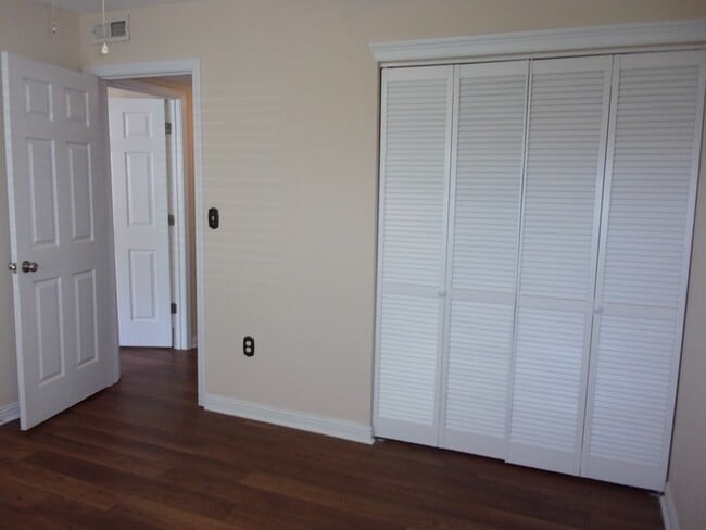 Building Photo - 2 Bedroom 1 Bath Ground Floor Condo in Hunters Trail