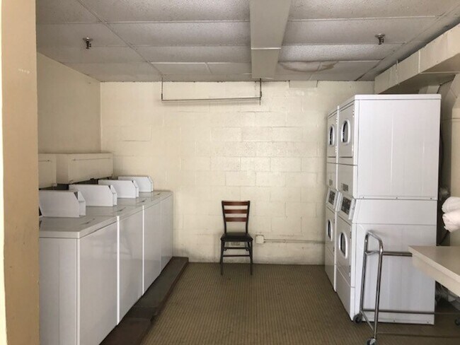 Building Photo - Pacific Manor - 1 bedroom, 1 bath. No parking - Avail 8/4/26