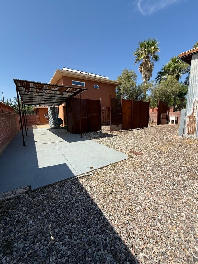 Building Photo - HOUSE FOR RENT