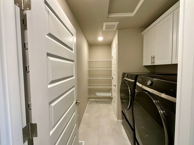 Building Photo - Beautiful and Modern 4-Bedroom Home with S...