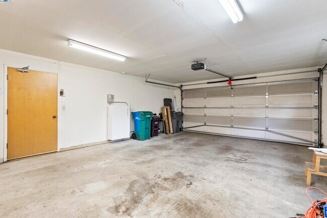 Building Photo - 6425 Zinn Dr