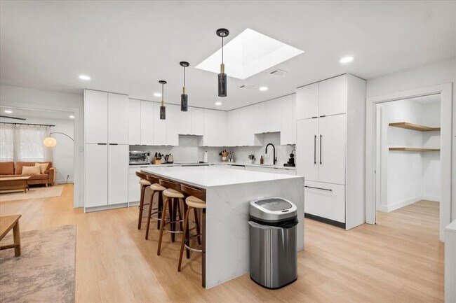 Building Photo - 9005 Balcones Club Dr