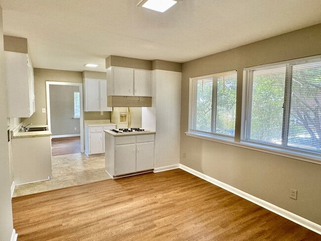 Building Photo - Hello Sunny 3 Bedroom / 1 Bathroom in Mont...