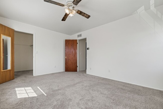 Building Photo - 26070 N Lake Dr