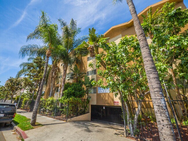 Interior Photo - 817 S. St. Andrews Pl