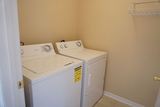 Building Photo - Townhome 2/2.5 with garage and access to Julington Creek amenities