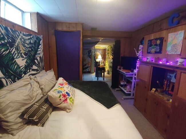 Building Photo - AVAILABLE JUNE - 4 BED 2 BATH