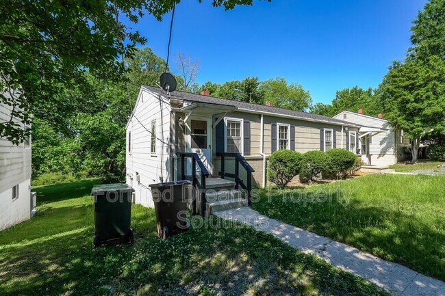Building Photo - 901 Grayland St