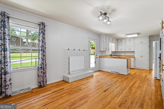 Building Photo - 7121 Forest Dr SE