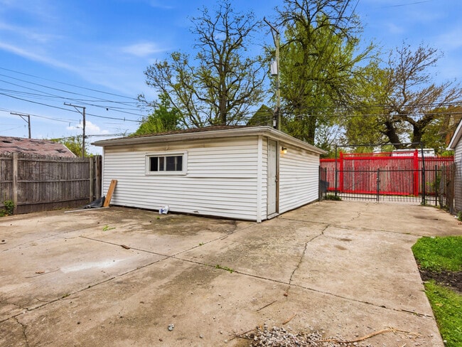 Building Photo - 7815 S Emerald Ave