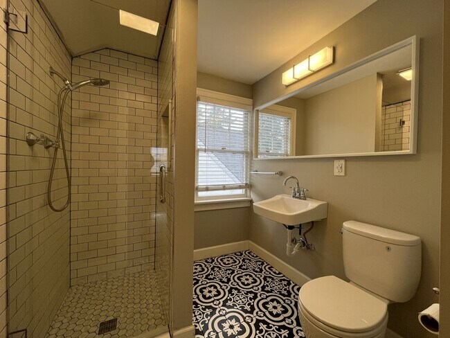Building Photo - Stunning Rose City Park 5BD 2BA Home with Gas Fireplace Updated Finishes, Air Conditioning & Laun...