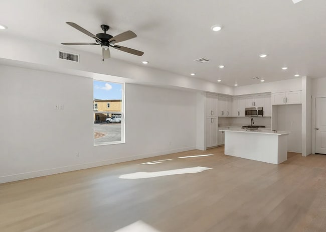 Building Photo - Stunning 3 Bedroom in Beautiful Desert Color Community