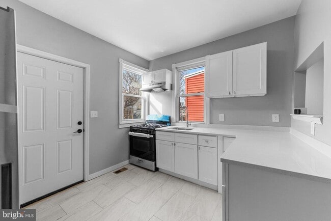 Building Photo - 346 Ridgeway St