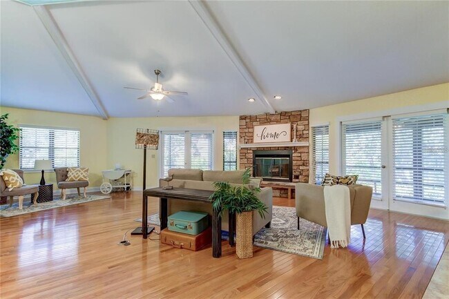 Building Photo - 5828 Oakhurst Dr