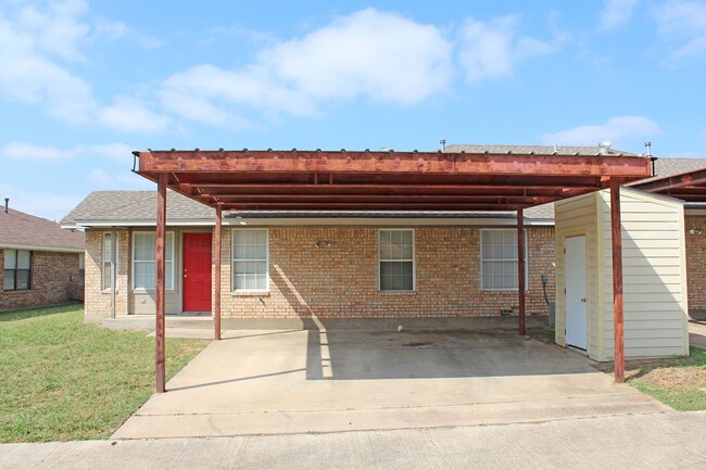 Building Photo - Great 3 Bdrm 2 Bath 1/2 Duplex in Denton Tx