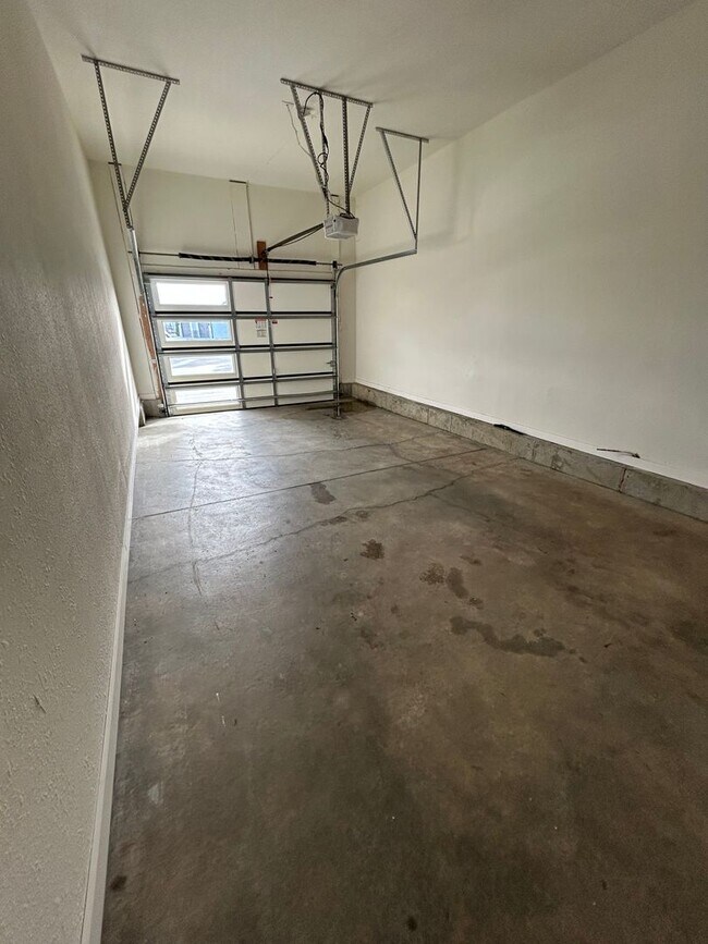 Building Photo - 108-110 Oakwood Ct